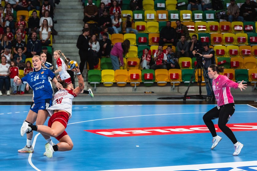 Walka zawodniczek Polski i Islandii przy polu bramkowym. Polska – Islandia, Katowice, 24.10.2026.
