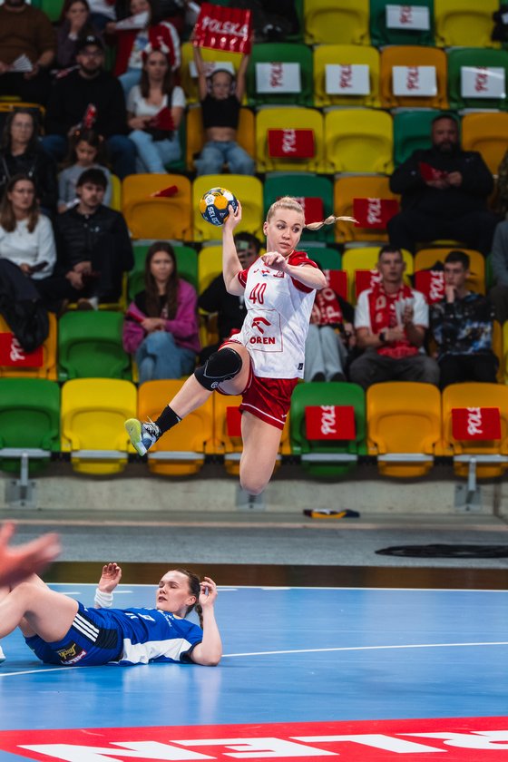 Polska zawodniczka w akcji, z rywalką na parkiecie. Polska – Islandia, Katowice, 24.10.2026.