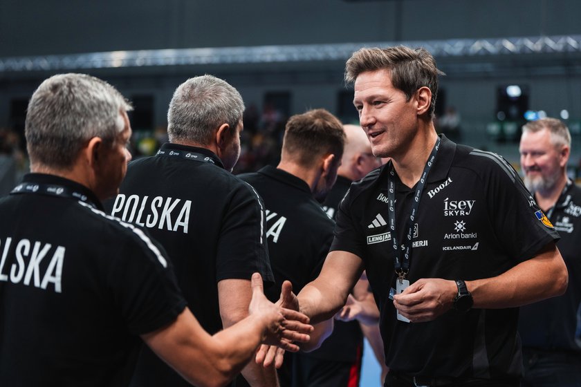 Uścisk dłoni członków sztabów obu reprezentacji. Polska – Islandia, Katowice, 24.10.2026.